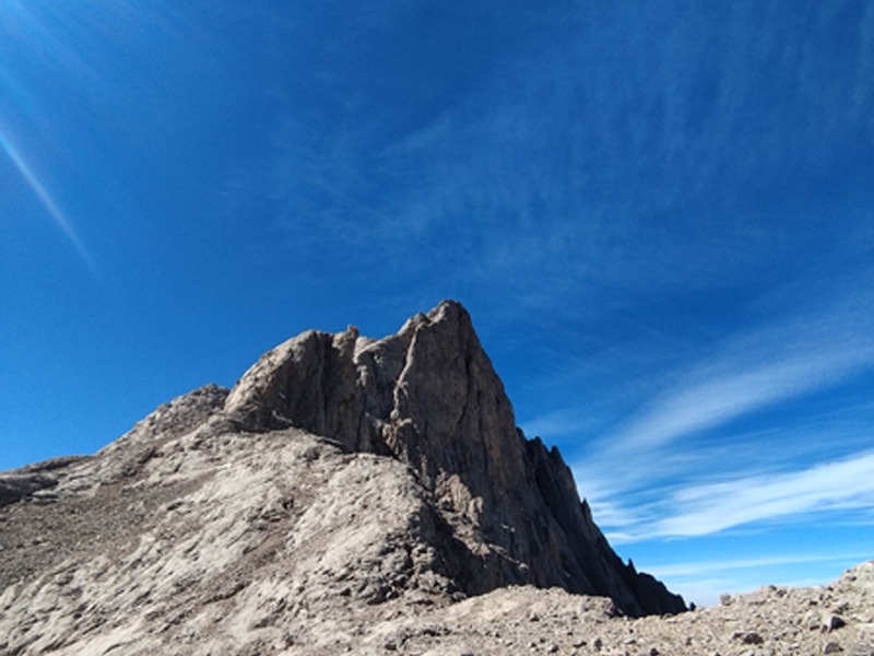 قله آزادکوه در البرز مرکزی