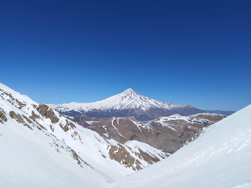 قله دماوند در فصل بهار