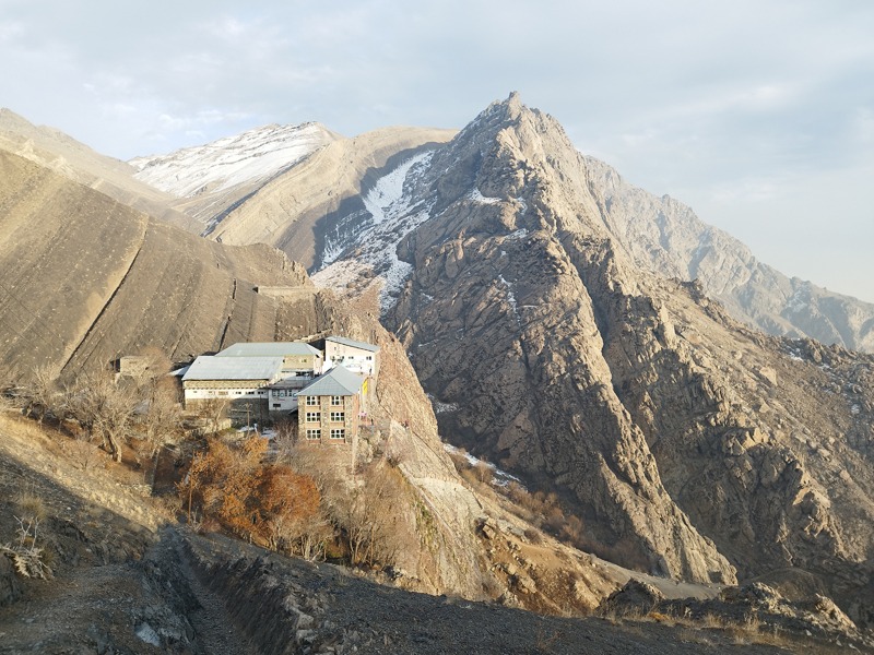 پناهگاه شیرپلا در مسیر توچال