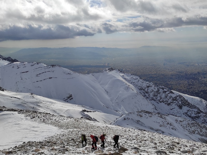 چشمانداز تهران از ارتفاع ۳۹۶۴ متری قله توچال در زمستان