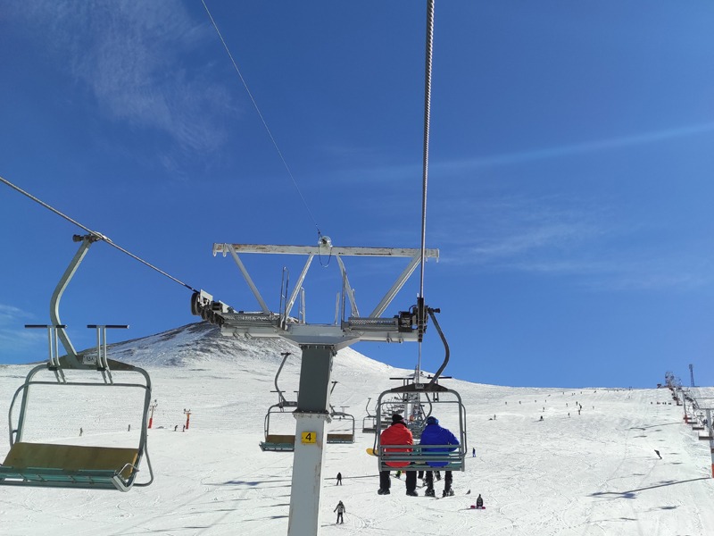 کابین‌های تله‌کابین توچال در حال حرکت